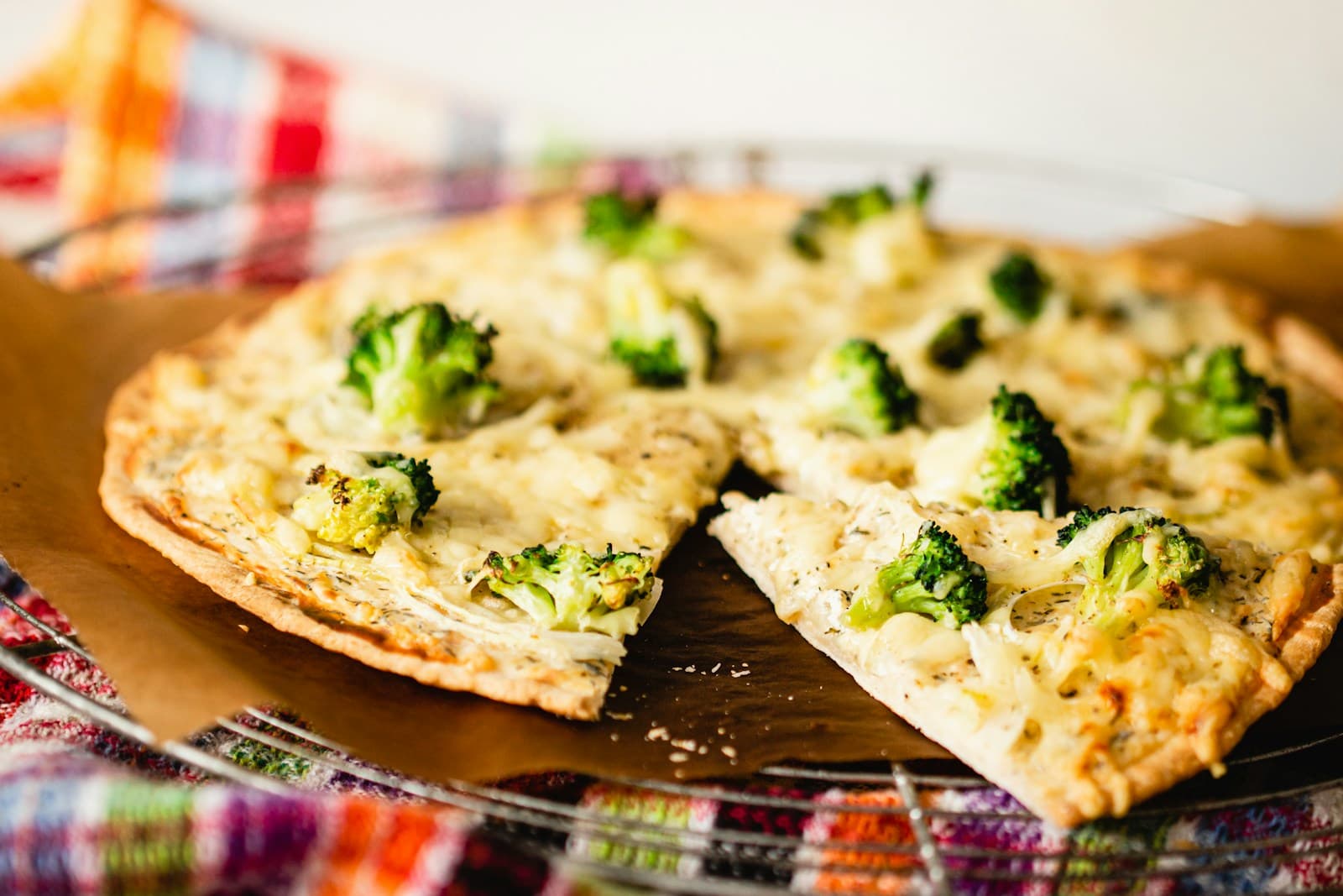 Pitas pizzas au brocoli et fromage