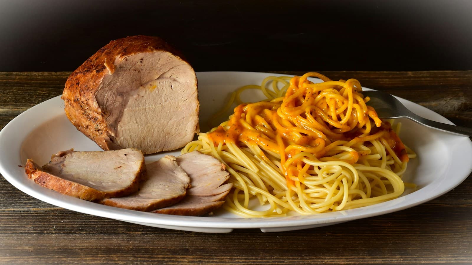 Rôti de porc effiloché, sauce tomate et pâtes