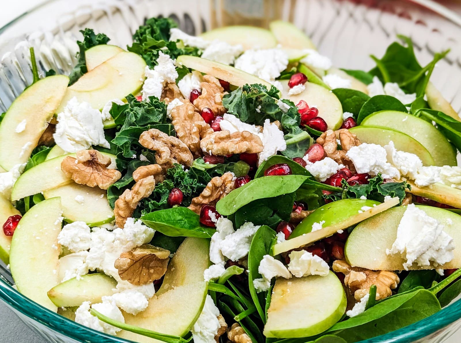 Salade tiède pommes Cortland, chou frisé et avocat